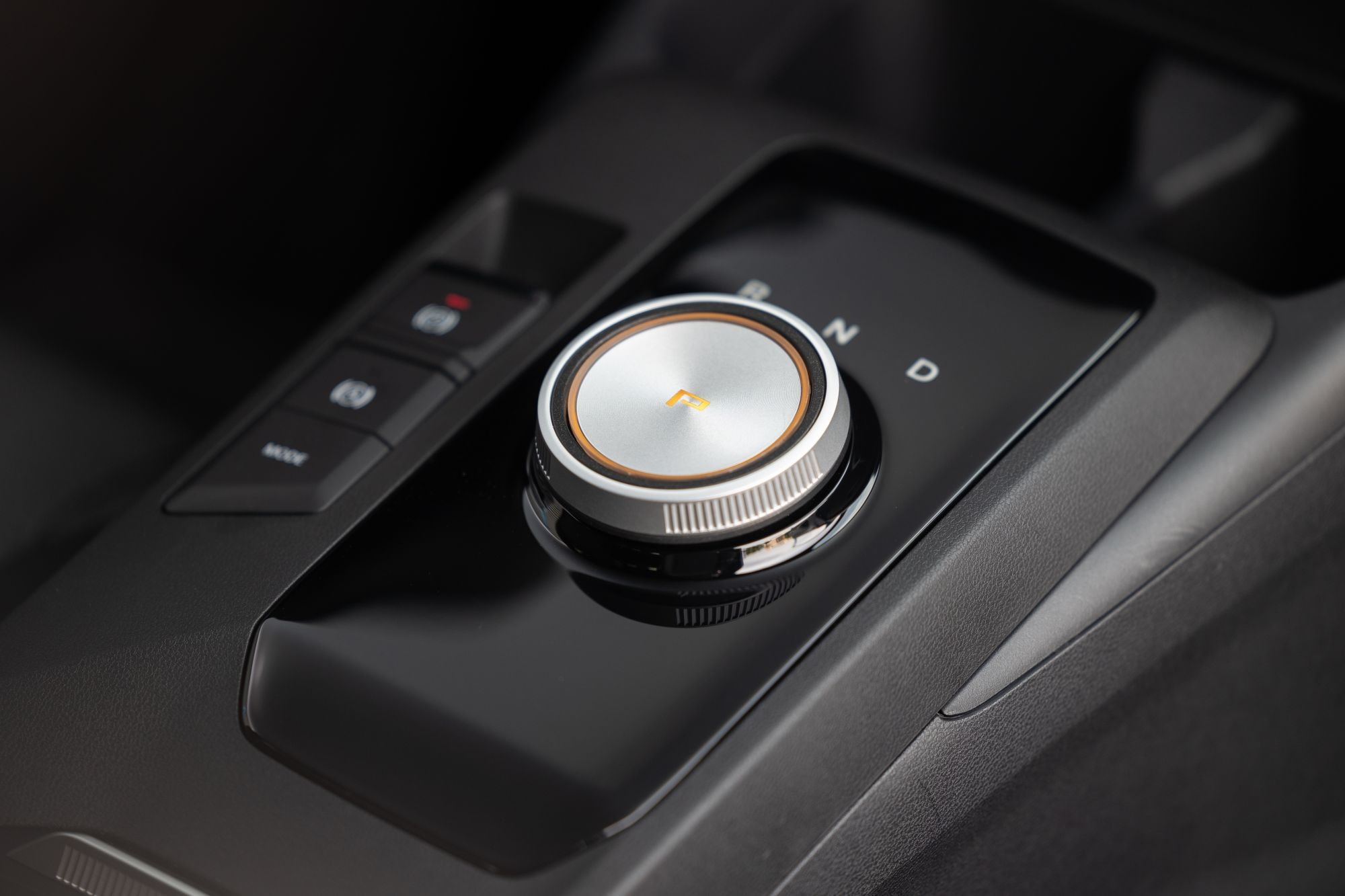 Vista impresionante del frontal y lateral del MG 3, resaltando su diseño moderno y deportivo.