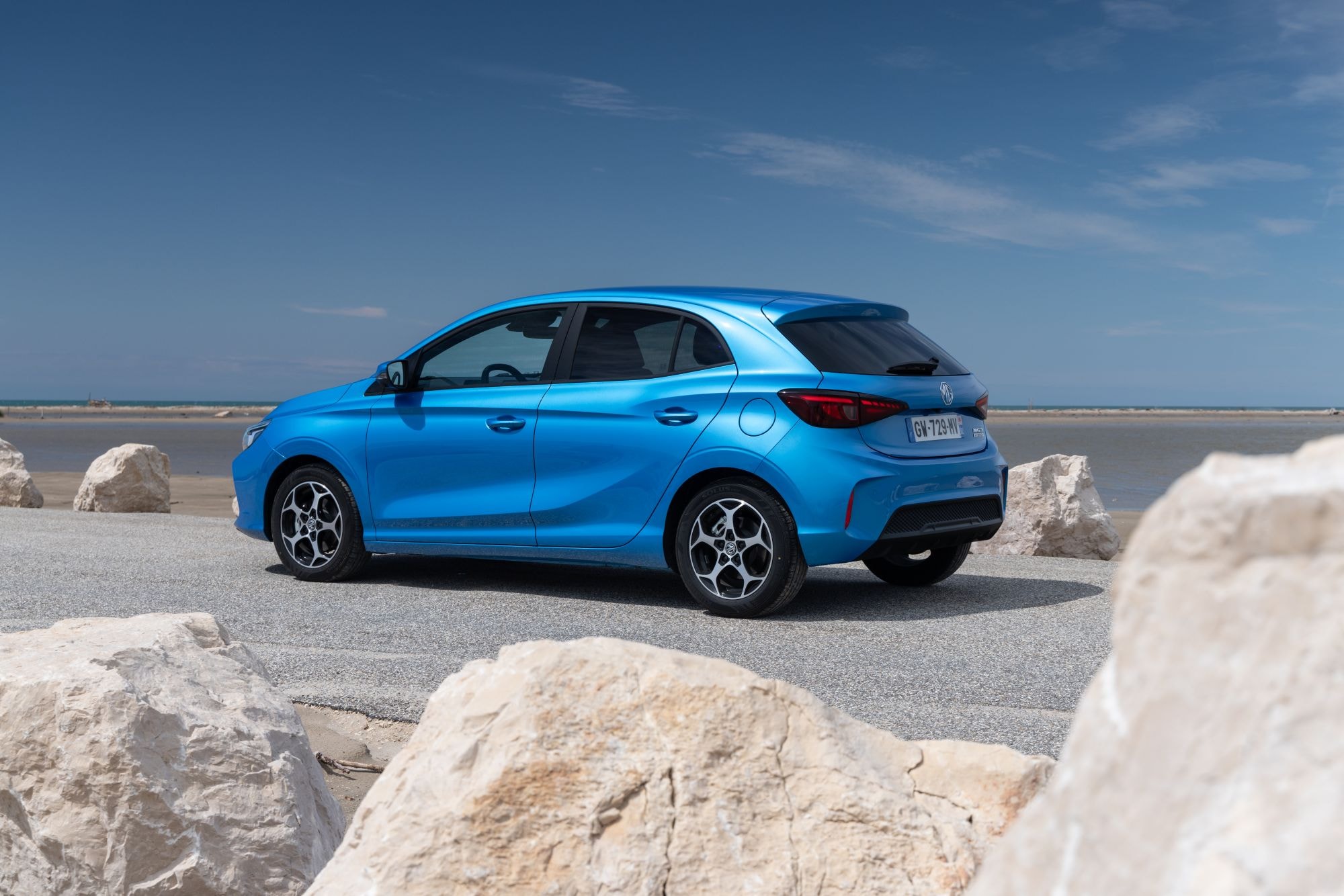 Captura dinámica del MG 3 en movimiento, mostrando su aerodinámica y líneas atractivas.