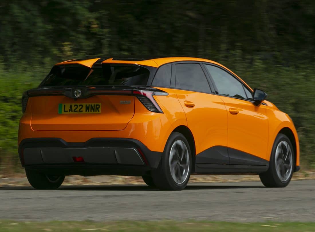 Vista detallada de la parte trasera del MG 4 con énfasis en el diseño de su parachoques y alerón.