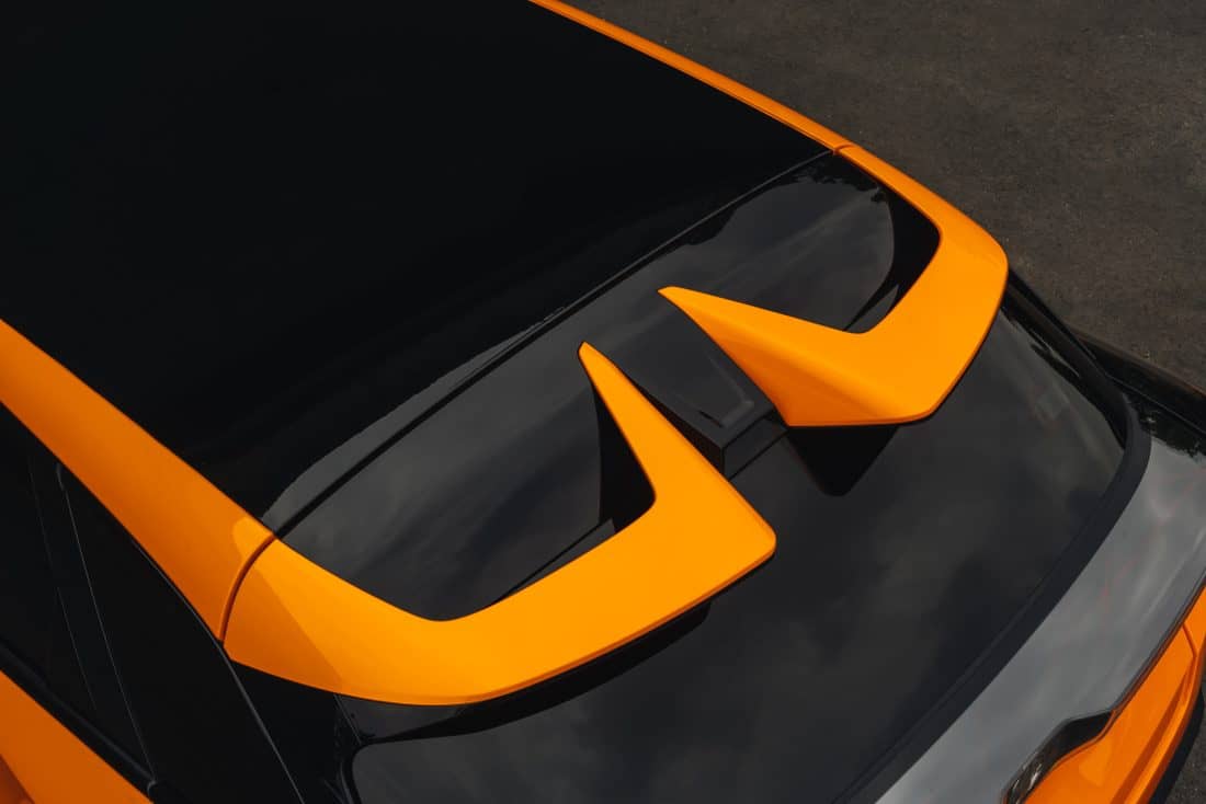 Foco en el detalle aerodinámico del techo del MG 4, mostrando funcionalidad y estilo.