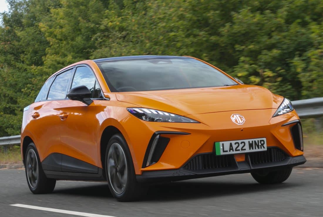 Perspectiva frontal del MG 4 capturando su esencia dinámica y atractivo visual en la ciudad.