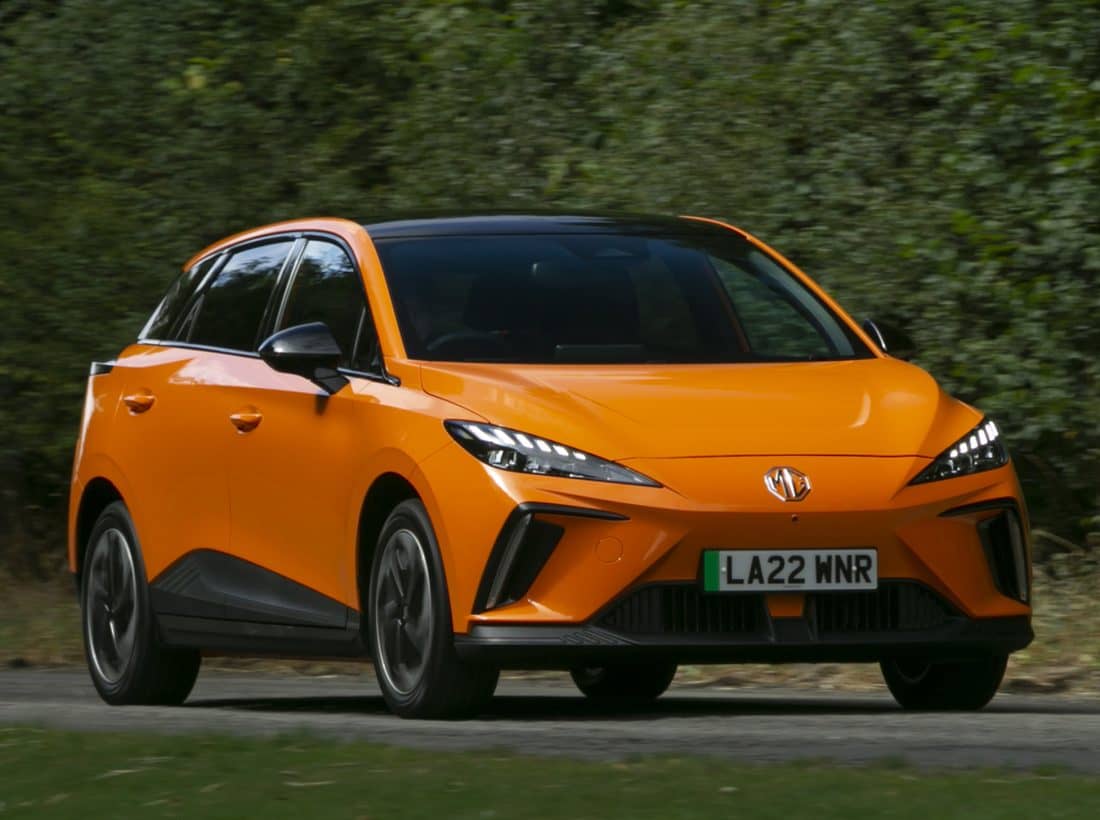 Vista dinámica del MG 4 en color naranja, ángulo delantero izquierdo.