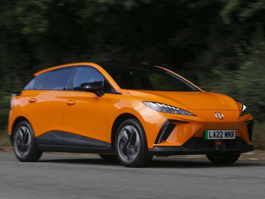 Perfil dinámico del MG 4 en pleno desplazamiento, realzando su silueta. Perfil dinámico del MG 4 en pleno desplazamiento, realzando su silueta.