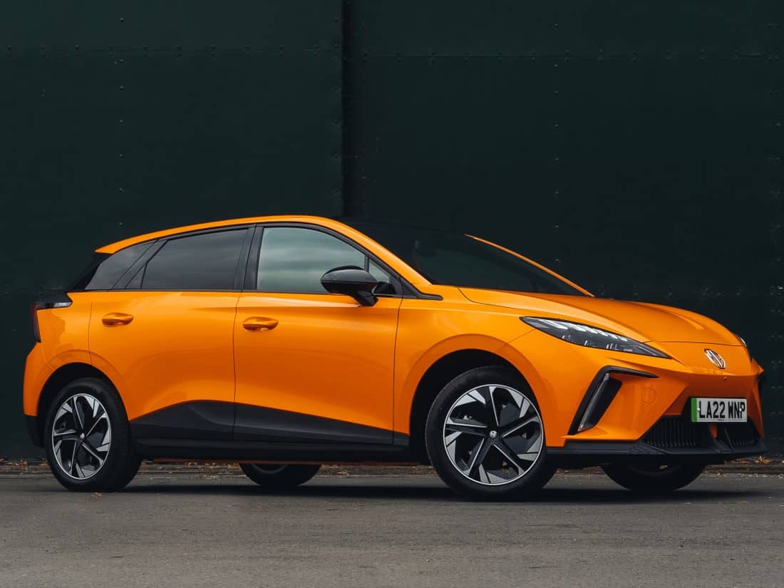 Perfil lateral del MG 4 resaltando su estilizada línea y llantas de aleación.