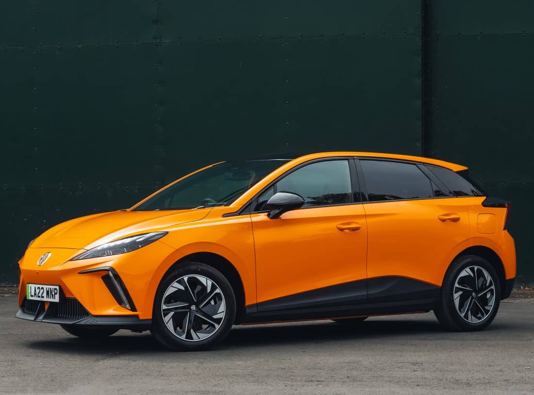 Perfil lateral del MG 4 en color naranja, destacando su diseño moderno y aerodinámico.