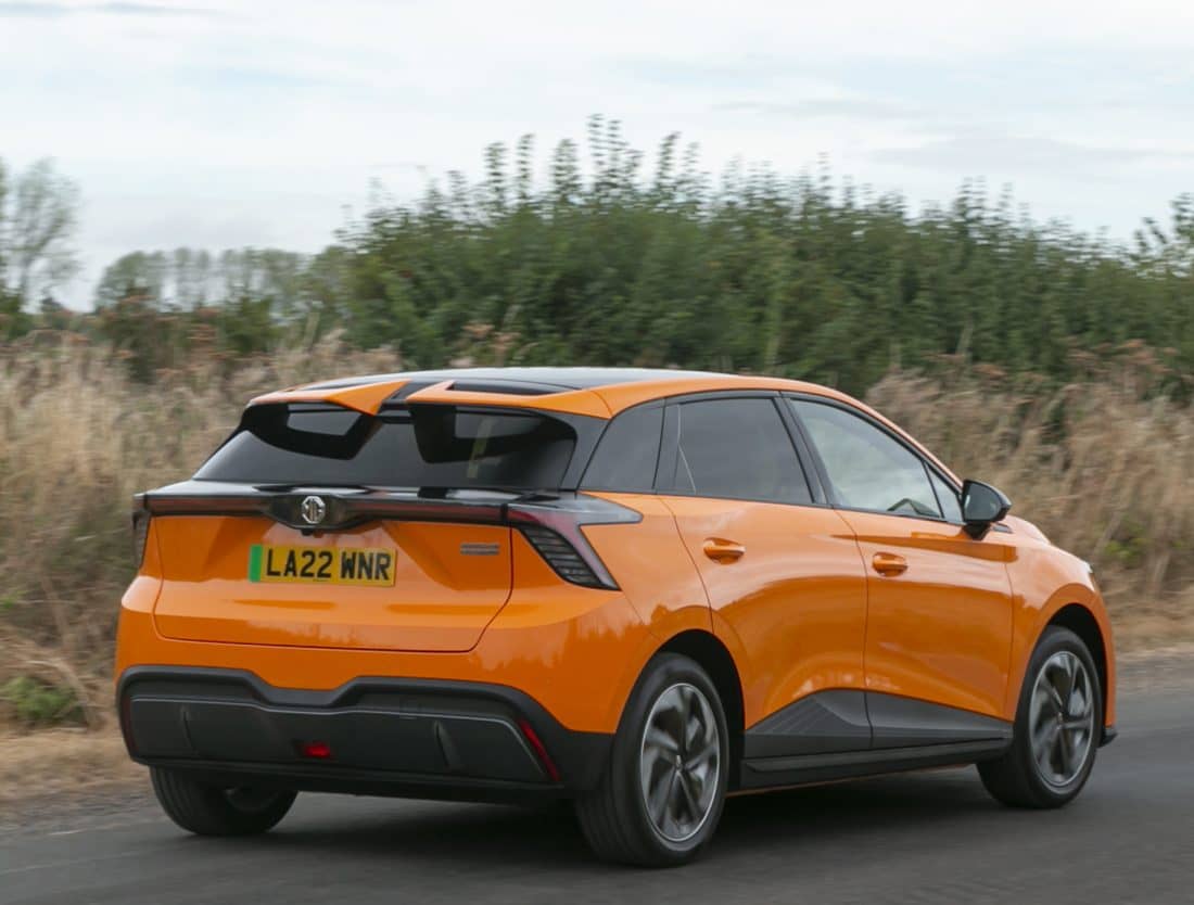 El MG 4 en su hábitat natural, mostrando una postura firme y ágil trasera.