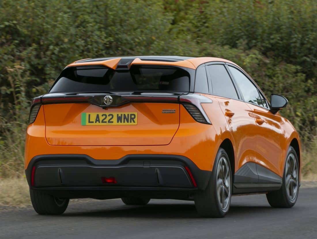 Vista trasera del MG 4 en carretera, destacando su diseño de luces y alerón.