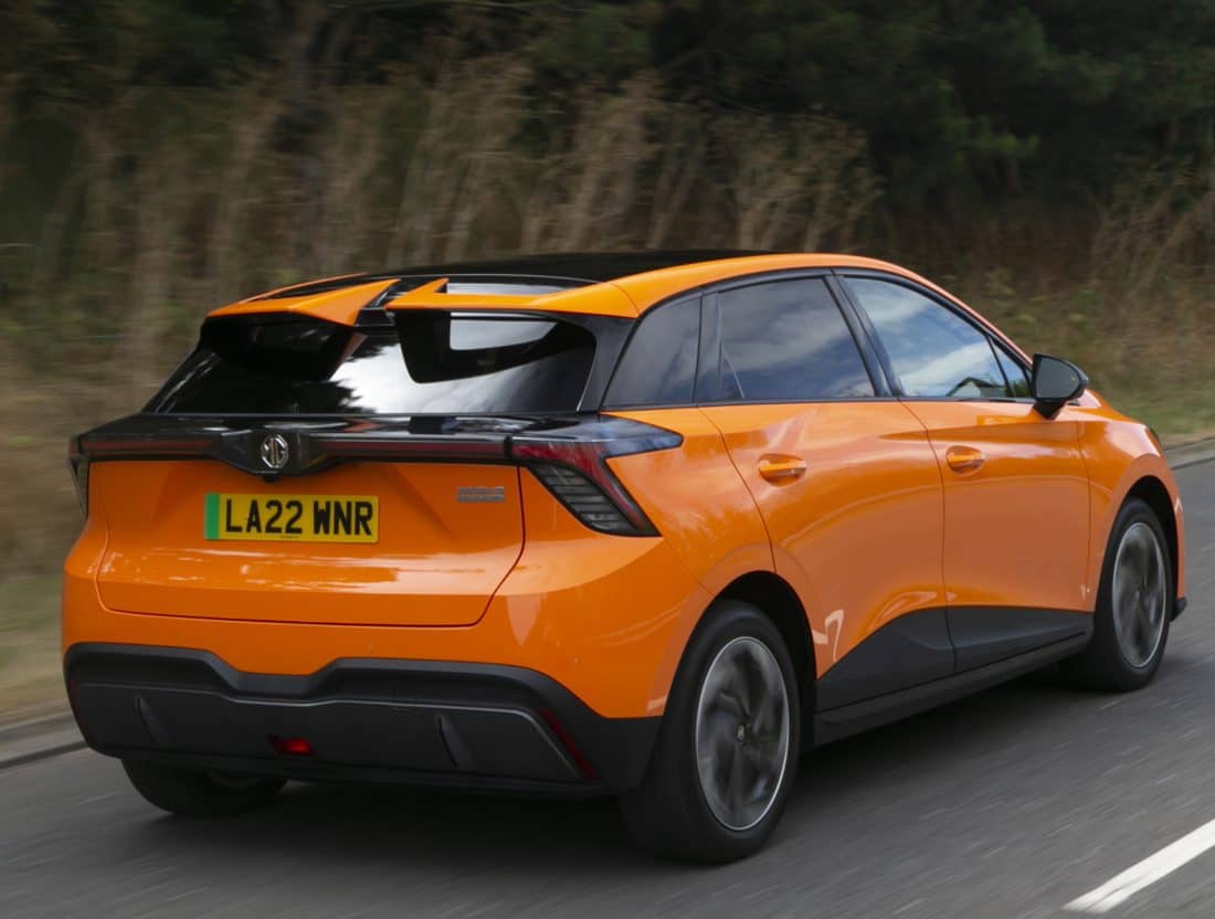 Imagen dinámica del MG 4 mostrando su silueta trasera y líneas deportivas.