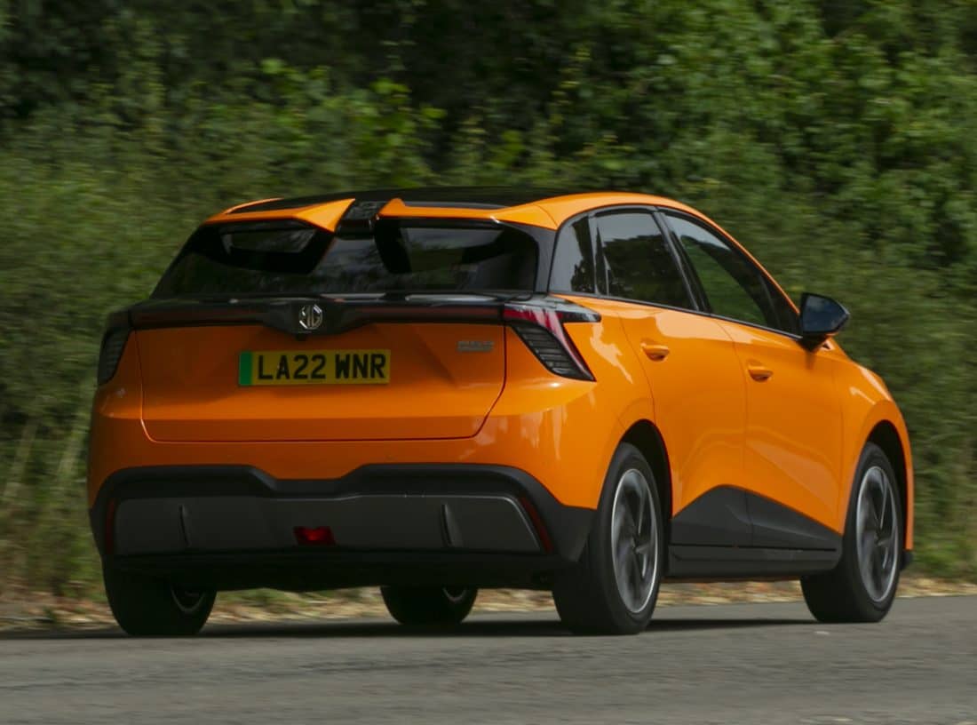 Imagen en acción del MG 4 mostrando su parte trasera y lateral con diseño dinámico.