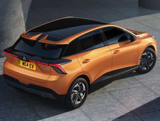Vista tres cuartos trasera del MG 4 destacando su diseño deportivo. Vista tres cuartos trasera del MG 4 destacando su diseño deportivo.