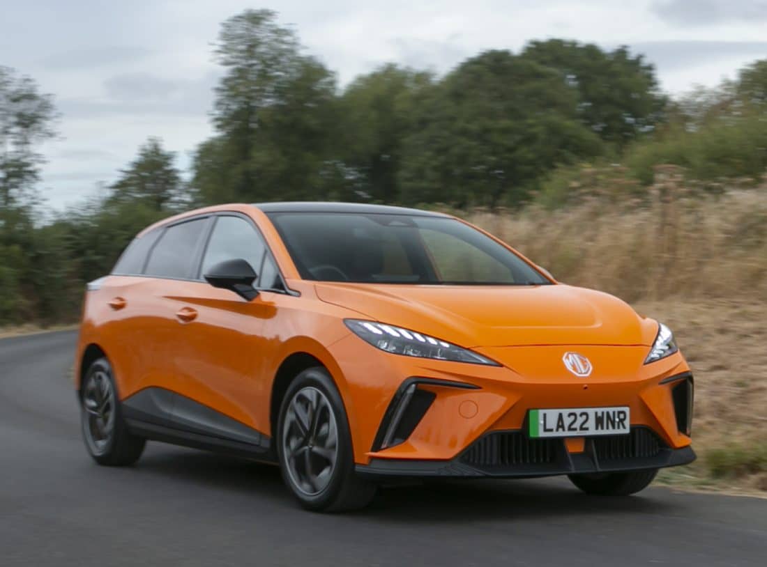 Vista dinámica del MG 4 en pleno movimiento.