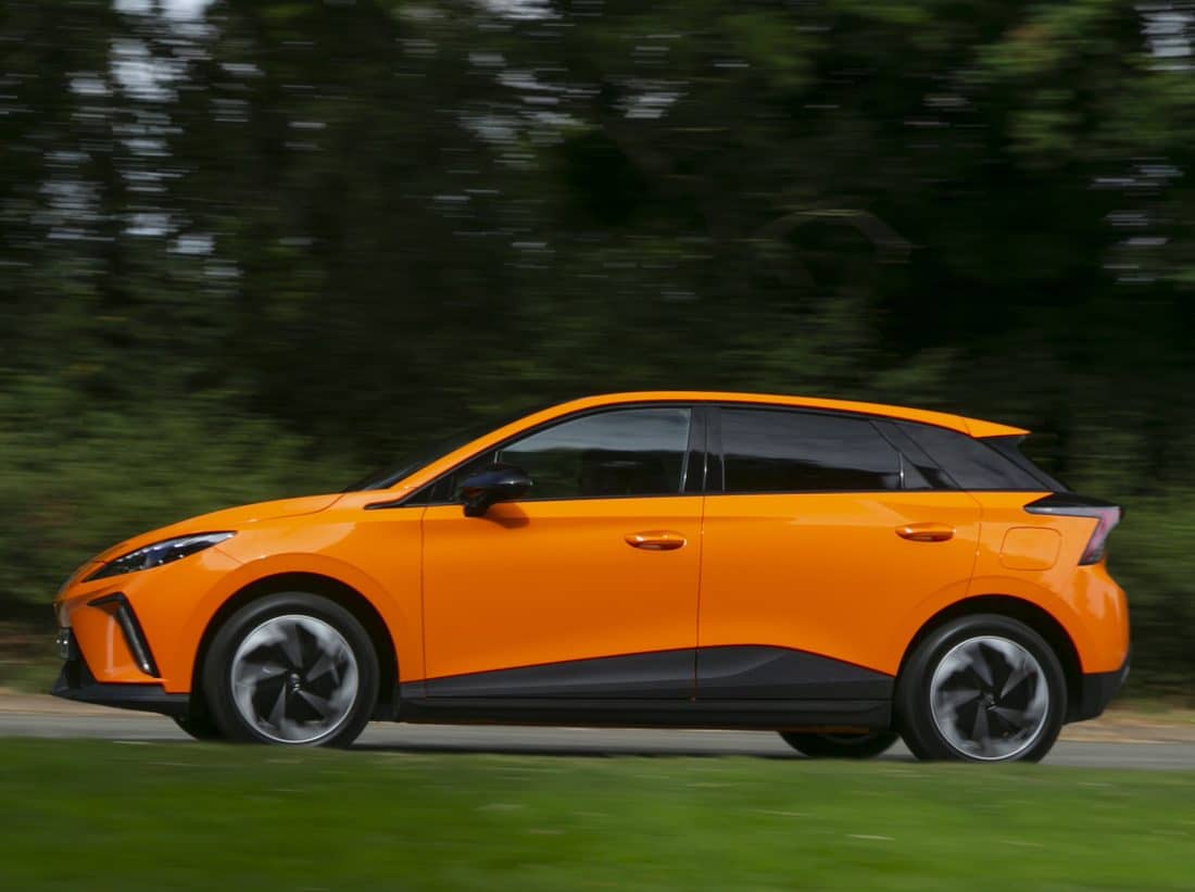 Vista lateral del MG 4 resaltando los contornos y diseño elegante.