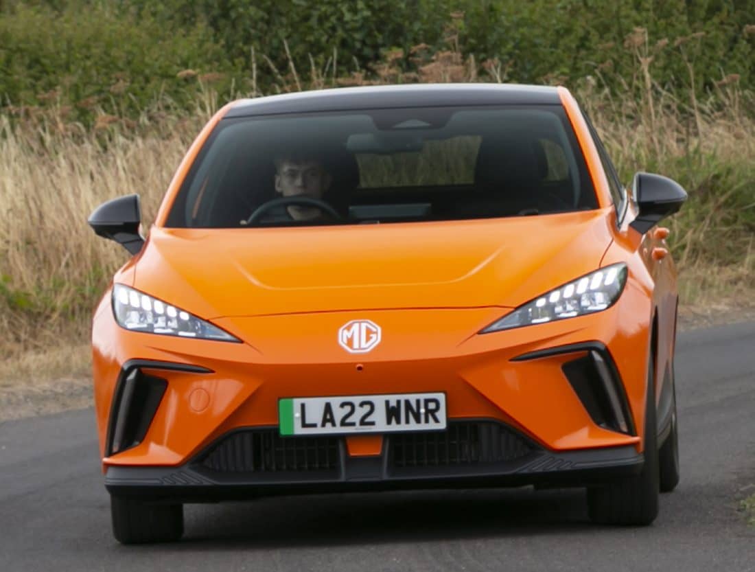 Frontal del MG 4 destacando su diseño deportivo.