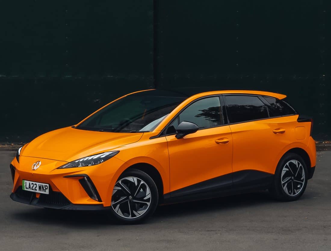 Imagen estática del MG 4, mostrando su perfil y llantas en detalle.