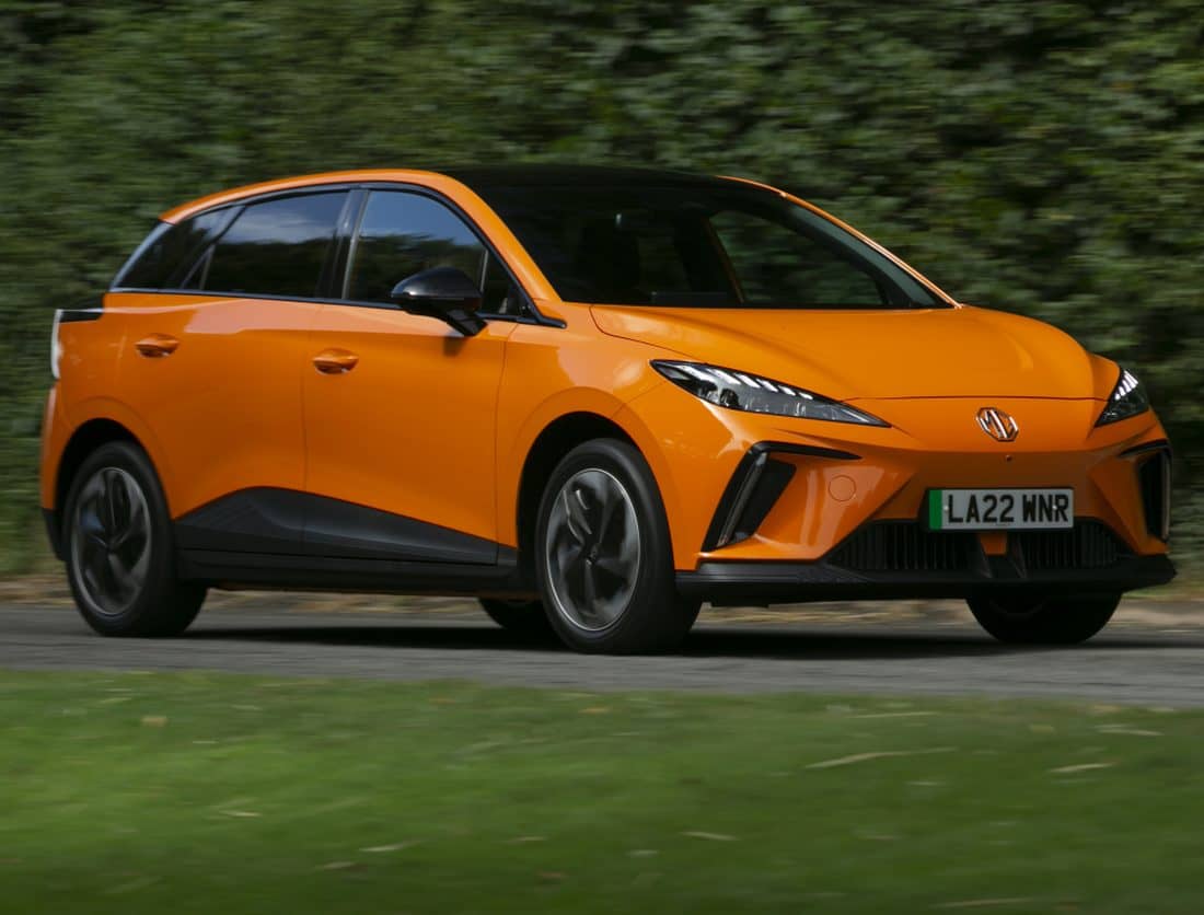 Perfil del MG 4 acentuando su diseño aerodinámico.