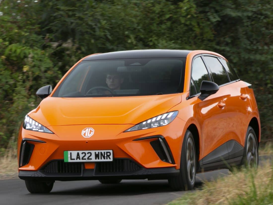 Perspectiva que capta la esencia deportiva del MG 4 desde el lado del conductor.