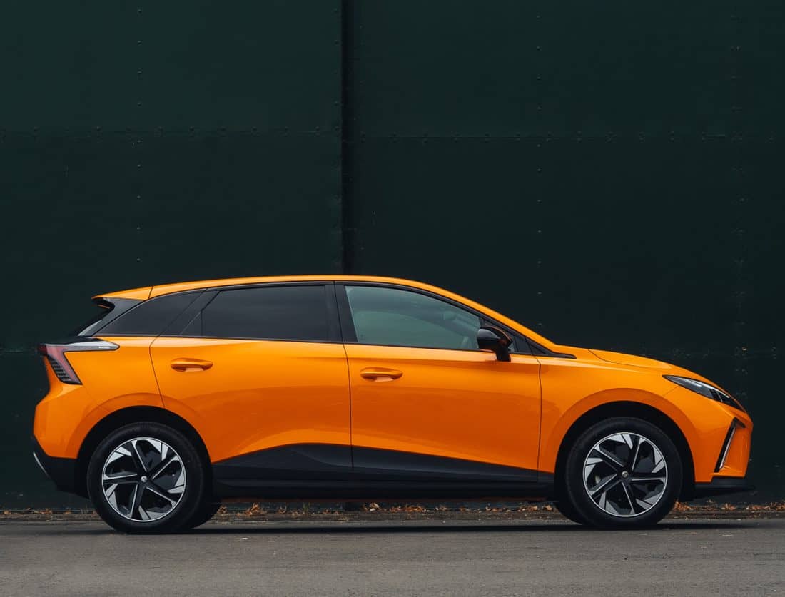 Perfil lateral del MG 4 destacando su silueta.