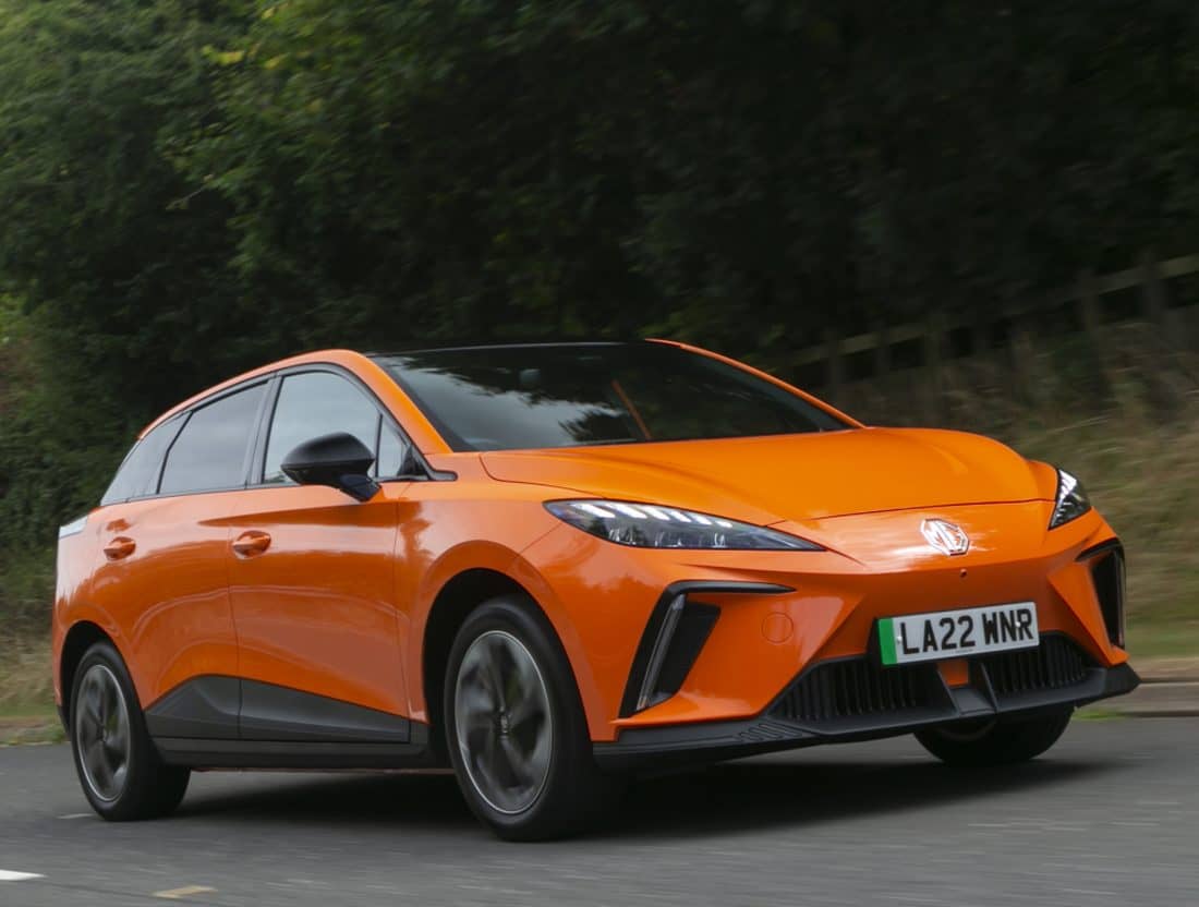 Vista dinámica frontal del MG 4 en movimiento.