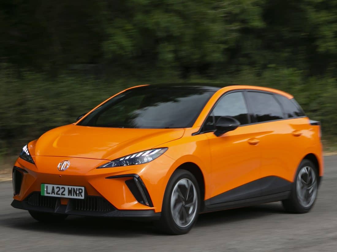 Vista en ángulo del MG 4 resaltando el frontal y lateral.