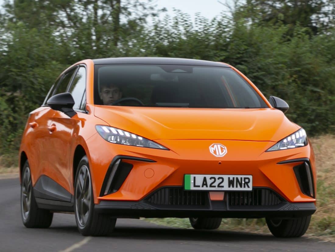 Imagen del MG 4 de frente, mostrando agresividad y estilo.