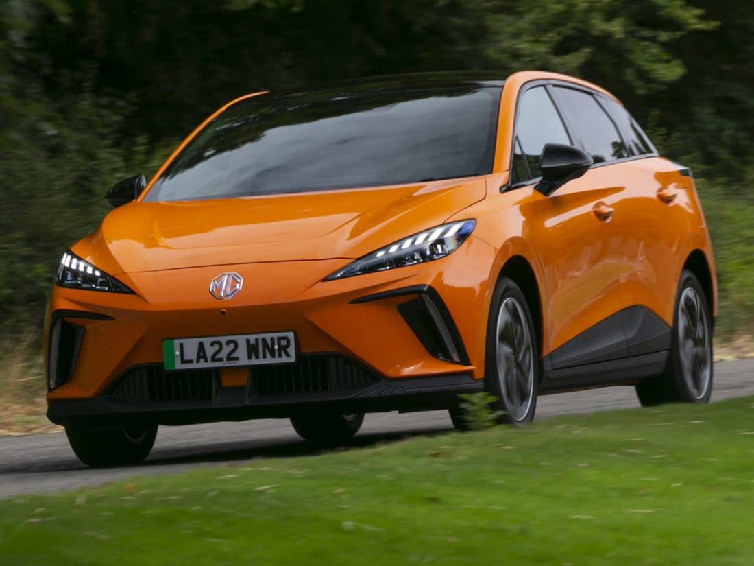 MG 4 captado desde un ángulo frontal durante la conducción.