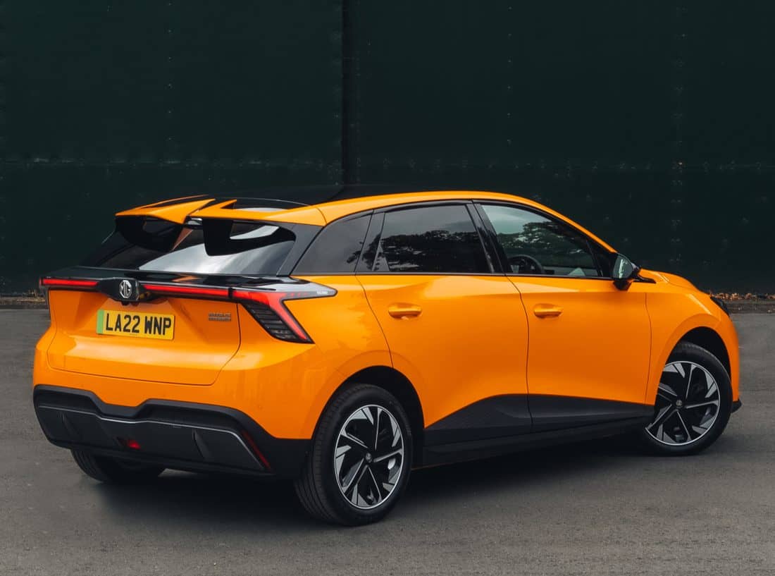 Vista trasera y lateral del MG 4, enfatizando diseño y aerodinámica.