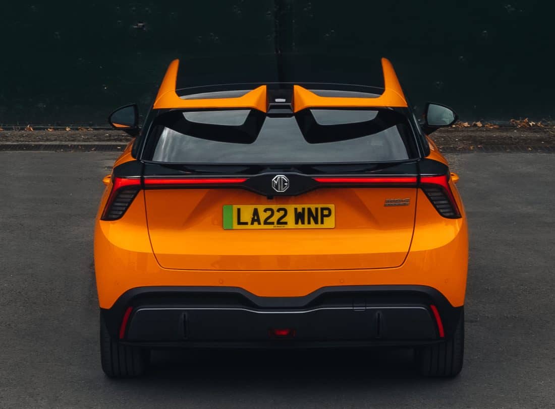 MG 4 con diseño trasero moderno y dinámico.