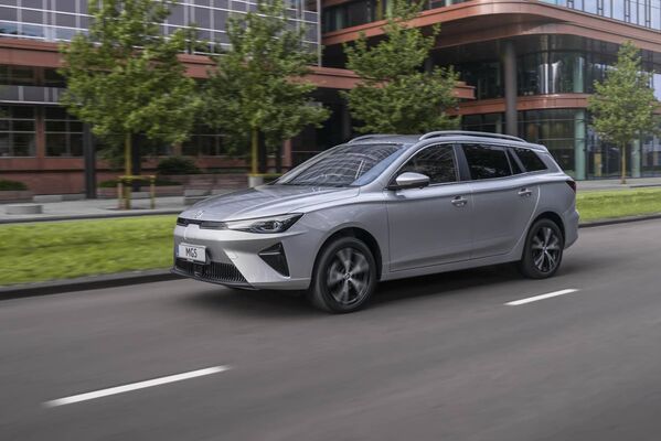Imagen del MG 5 eléctrico en movimiento, mostrando su adaptabilidad urbana. Imagen del MG 5 eléctrico en movimiento, mostrando su adaptabilidad urbana.
