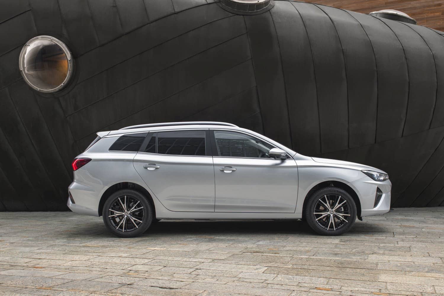 Perfil dinámico del MG 5 eléctrico que subraya el diseño del techo y las llantas.