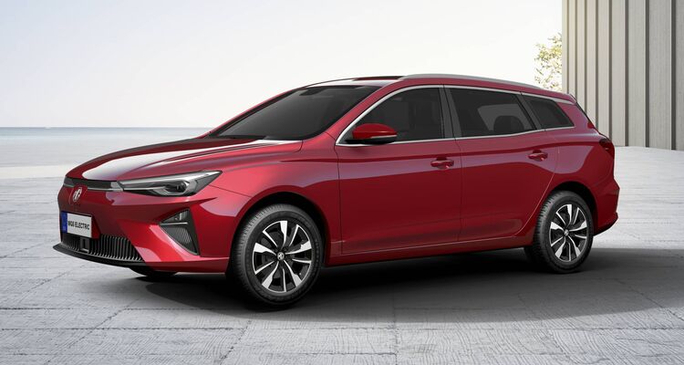 Vista delantera y lateral que muestra el diseño dinámico del MG 5 eléctrico. Vista delantera y lateral que muestra el diseño dinámico del MG 5 eléctrico.