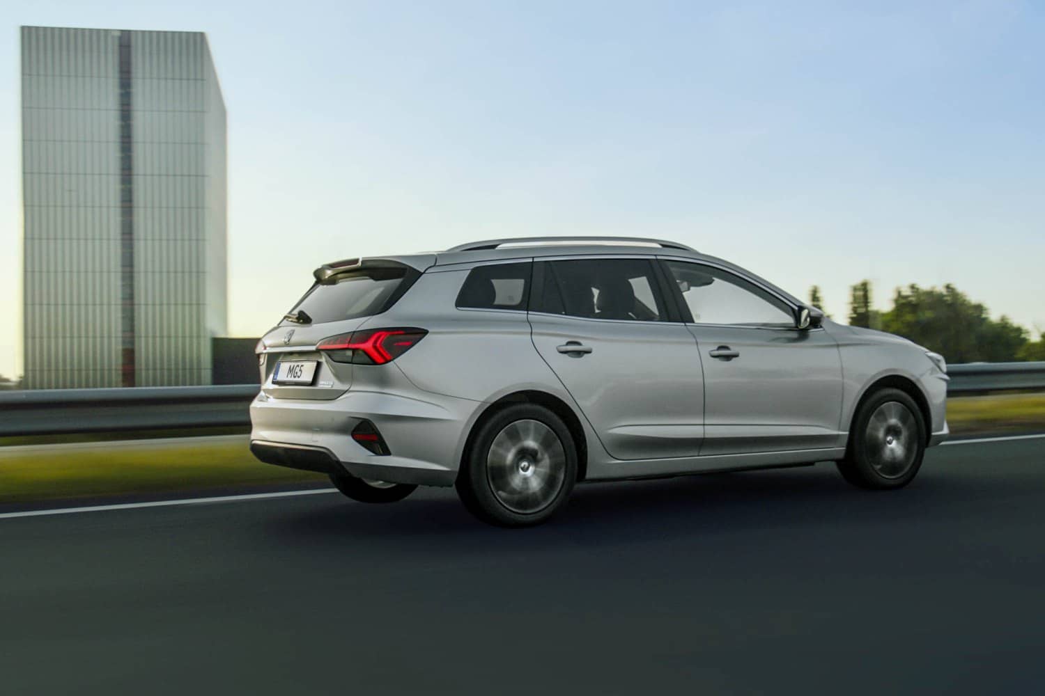 Imagen en movimiento mostrando la trasera y perfil lateral del MG 5.