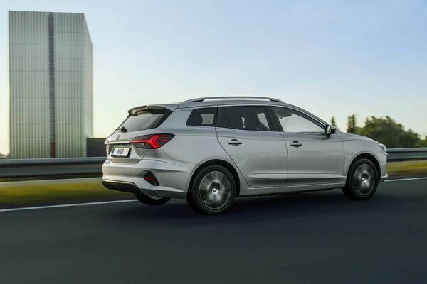 Imagen en movimiento mostrando la trasera y perfil lateral del MG 5. Imagen en movimiento mostrando la trasera y perfil lateral del MG 5.