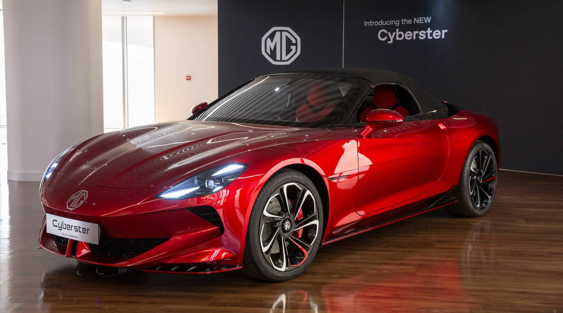 Un diseñador trabaja en el modelo digital del MG Cyberster.