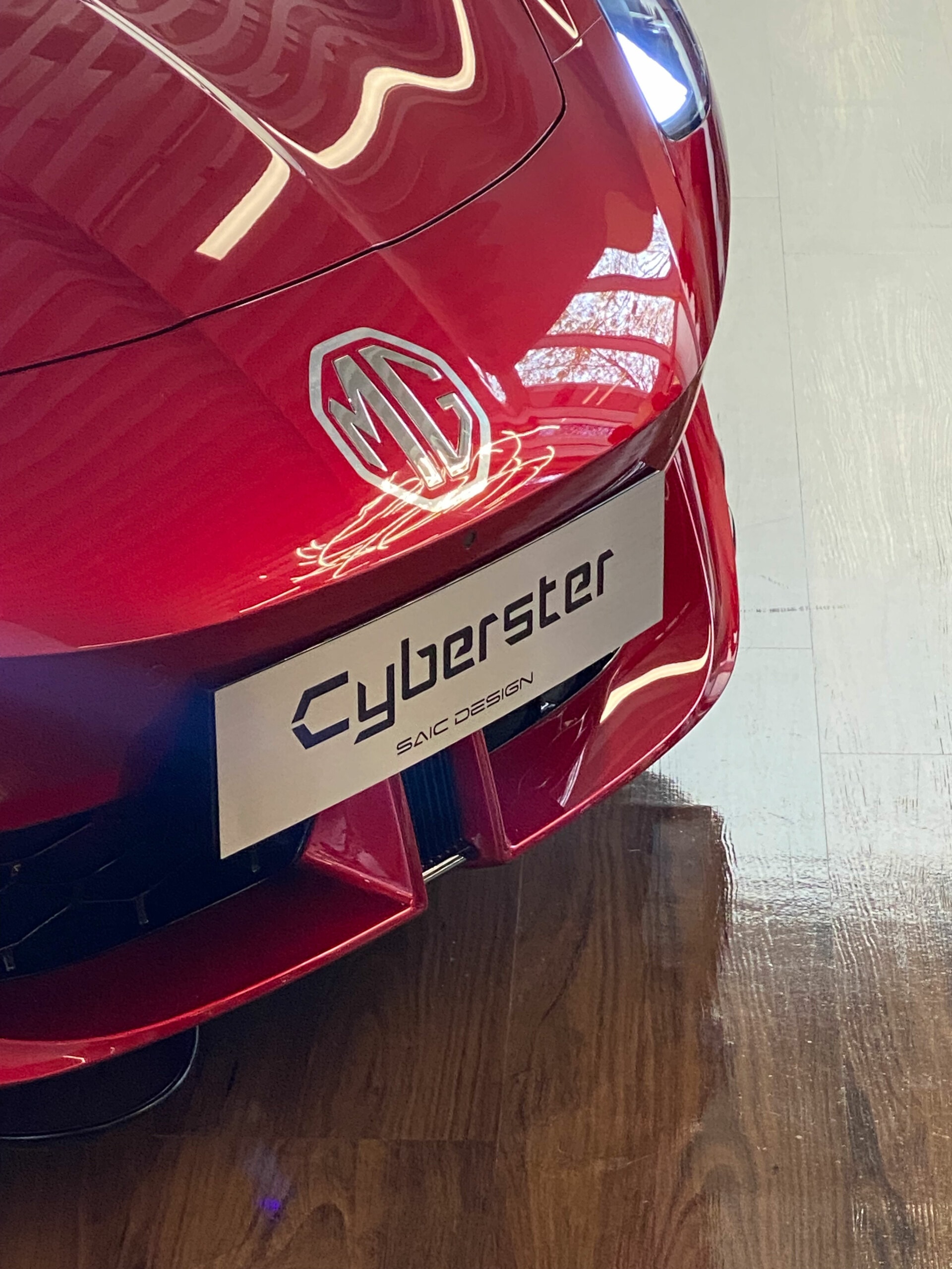 Panel divulgativo sobre el nuevo MG Cyberster, preparándose para el lanzamiento.