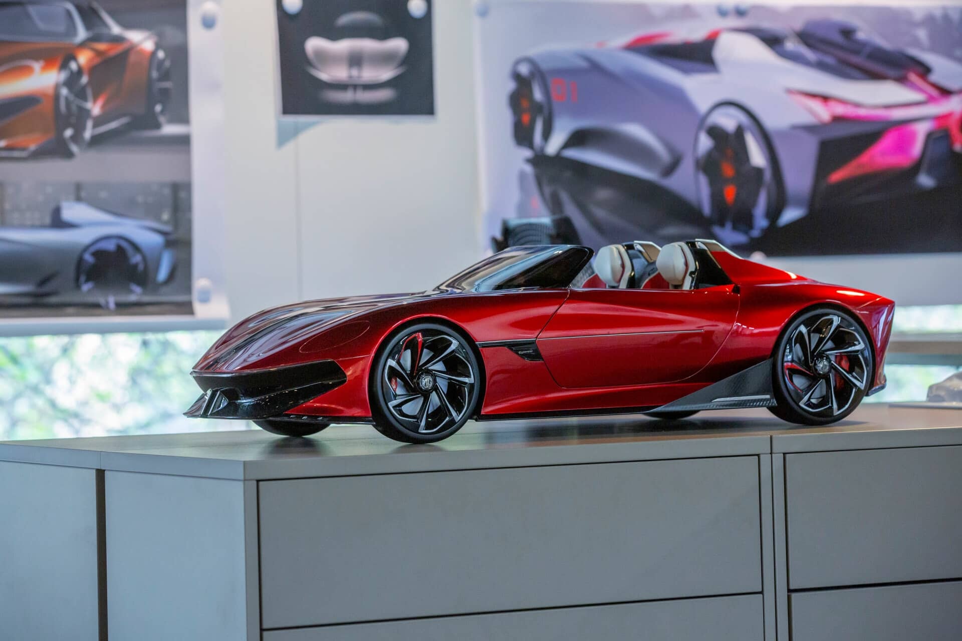 Maquetas del MG Cyberster en un entorno de diseño innovador.