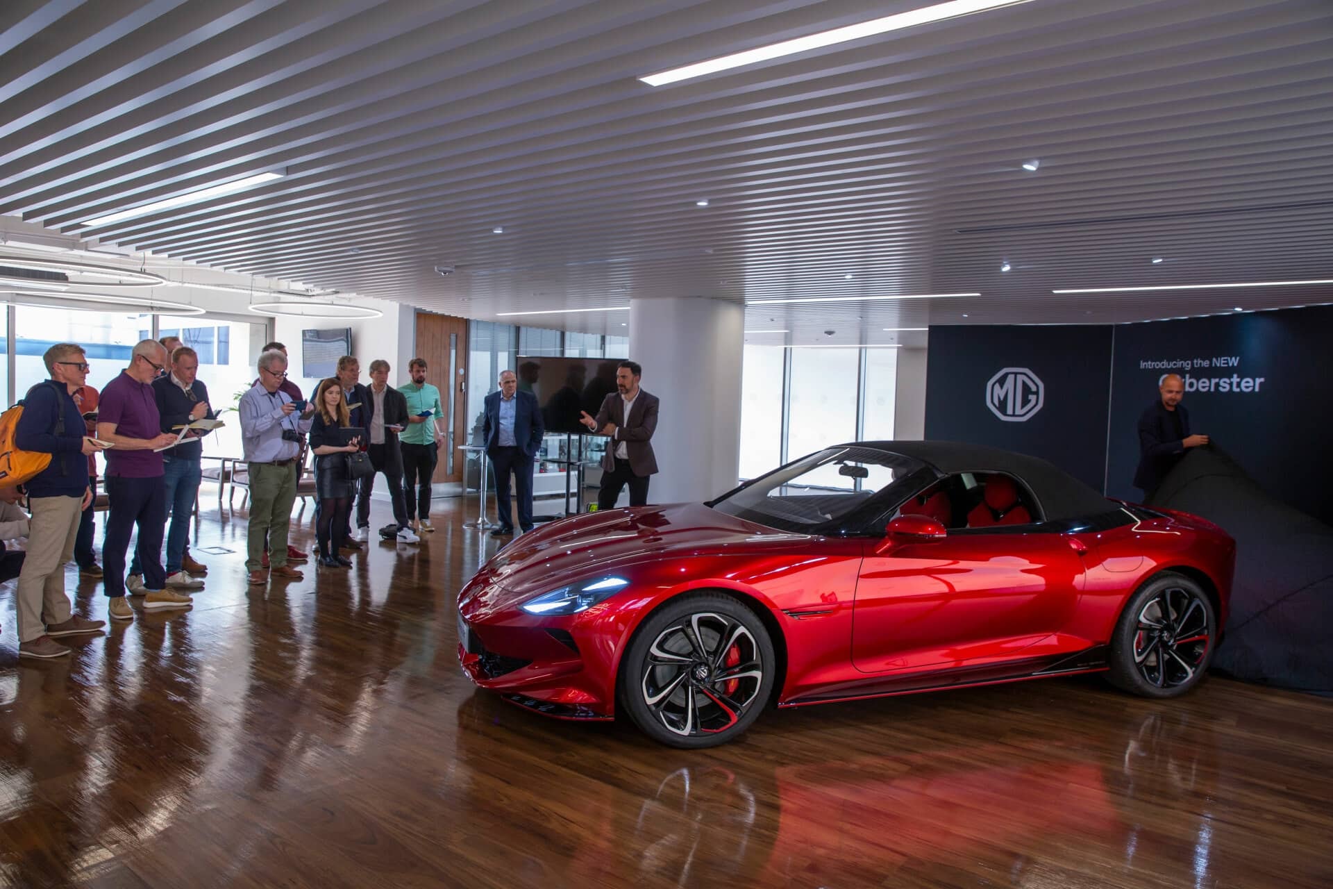 Vista frontal y lateral del MG Cyberster que destaca su estilo deportivo.