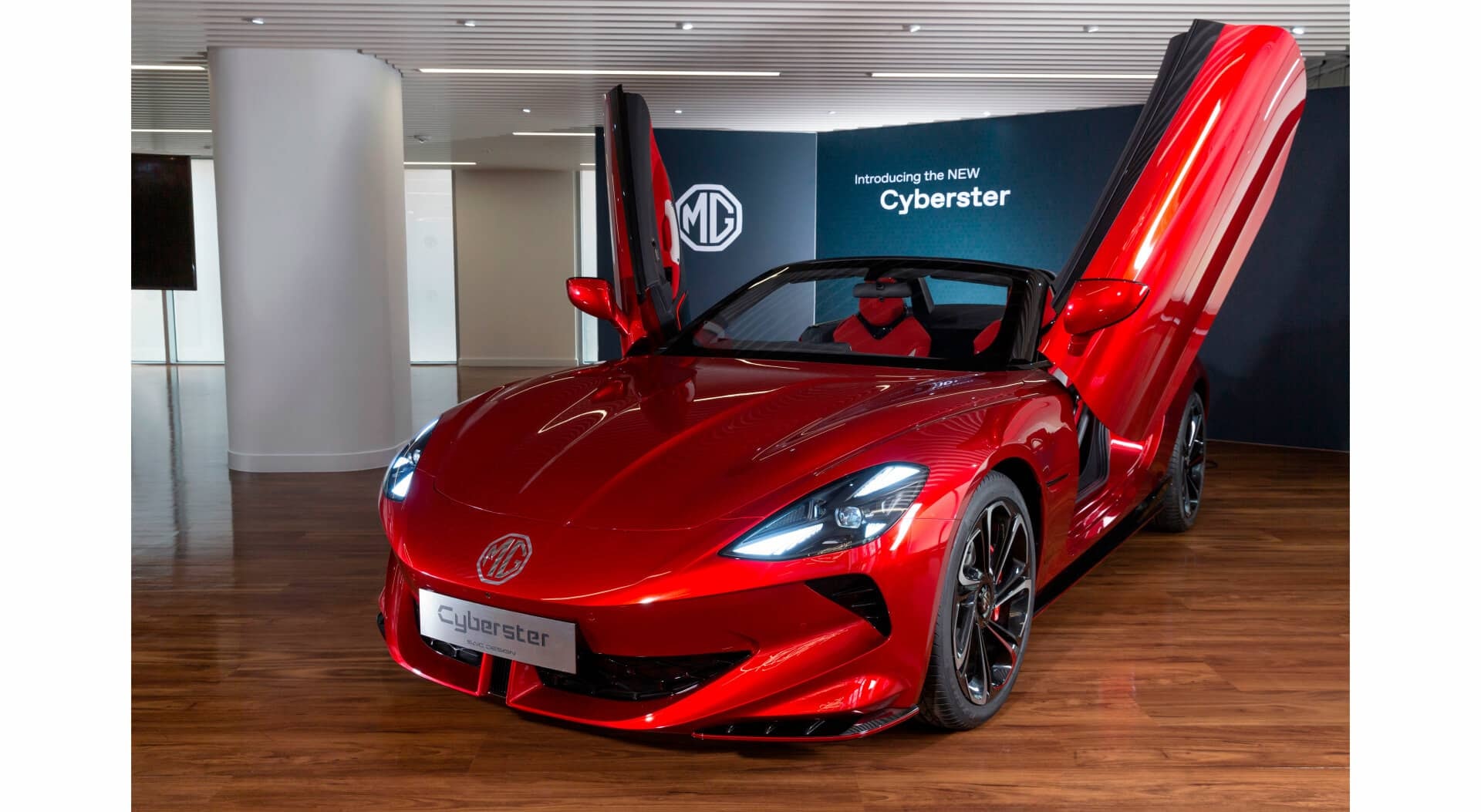 Vista lateral del MG Cyberster, mostrando su diseño deportivo y moderno.