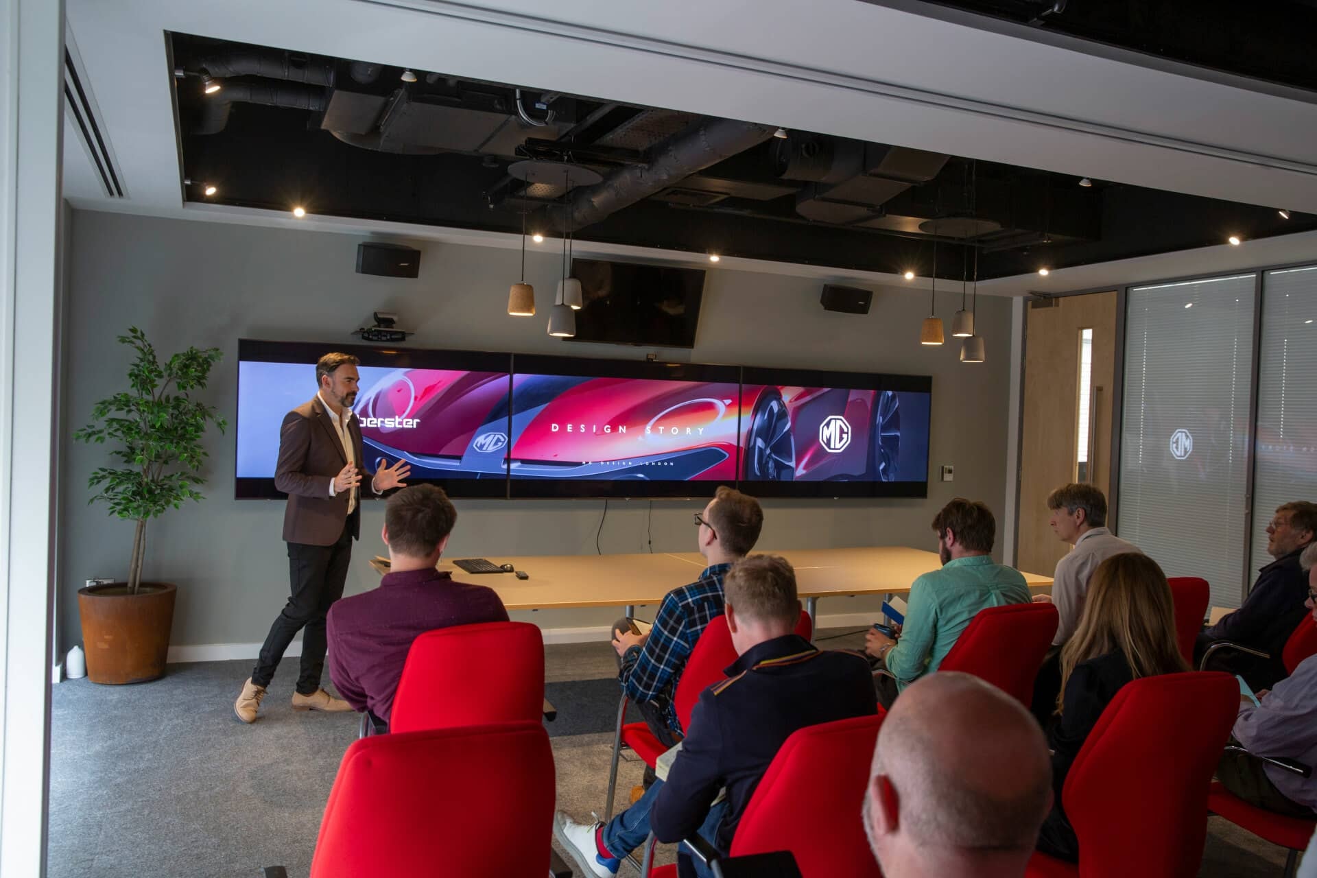 MG Cyberster descubierto en una presentación, reflejando su elegancia.