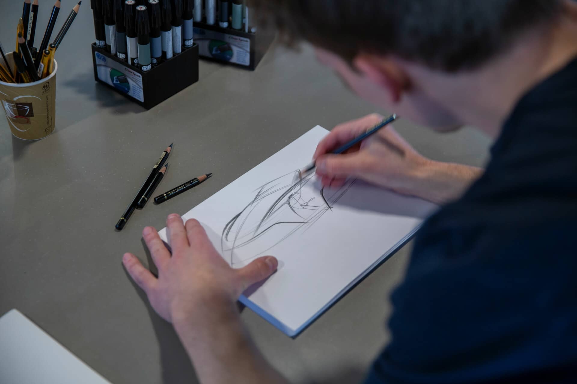 Detalles artísticos y creativos del MG Cyberster en la mesa de diseño.