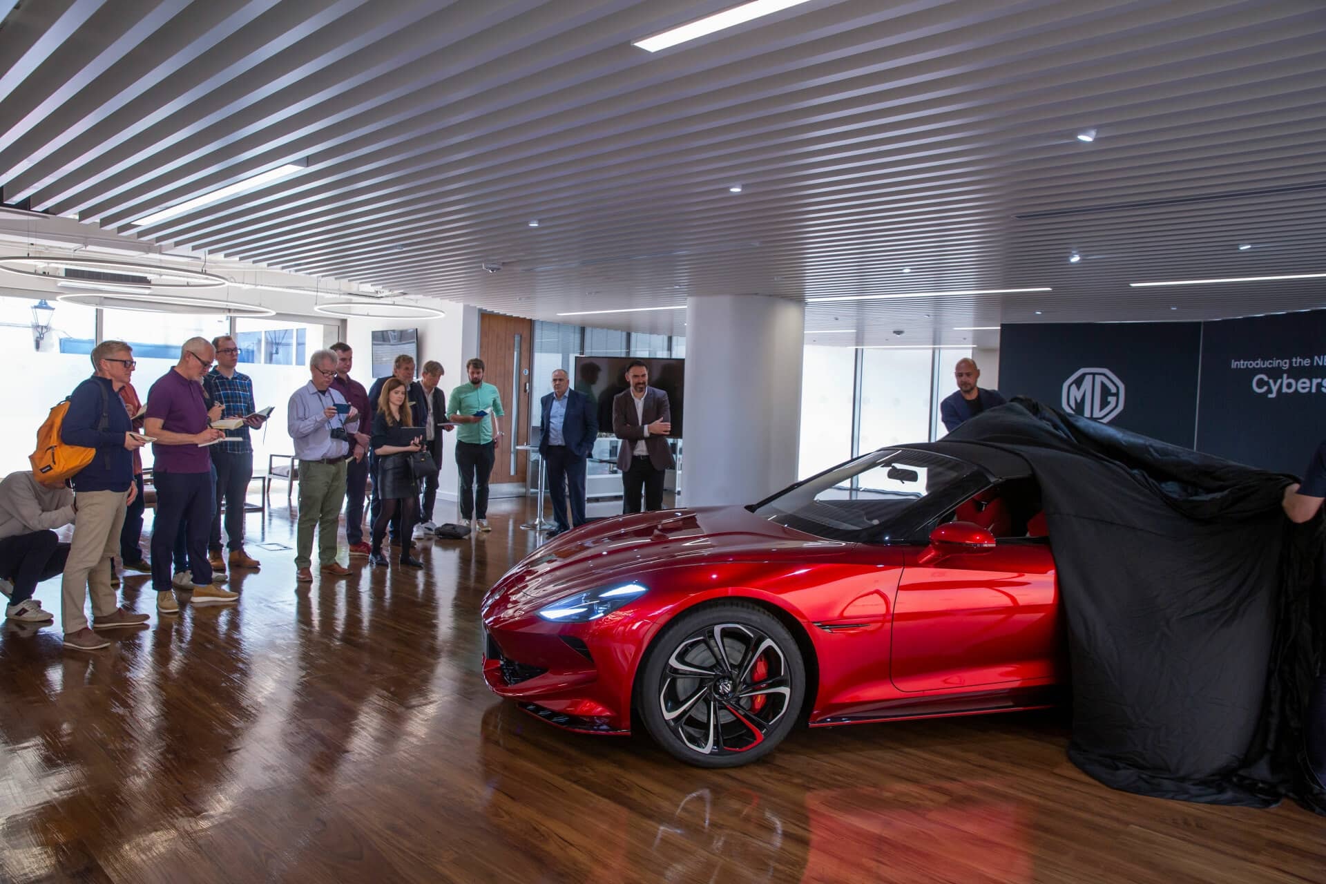 Enfoque en el diseño frontal del MG Cyberster, con su distintivo logo.