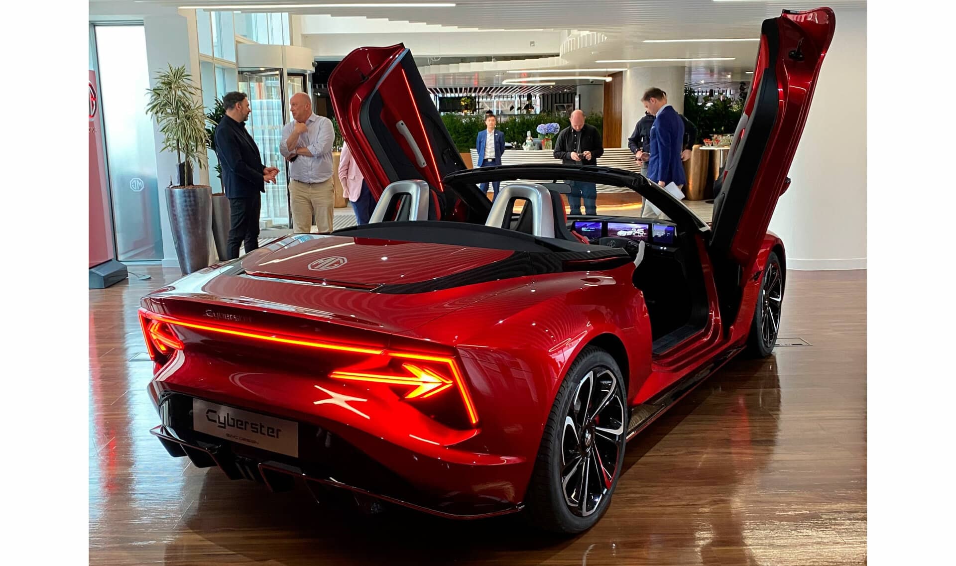 Frontal del MG Cyberster, con su imponente parrilla y forma estilizada.