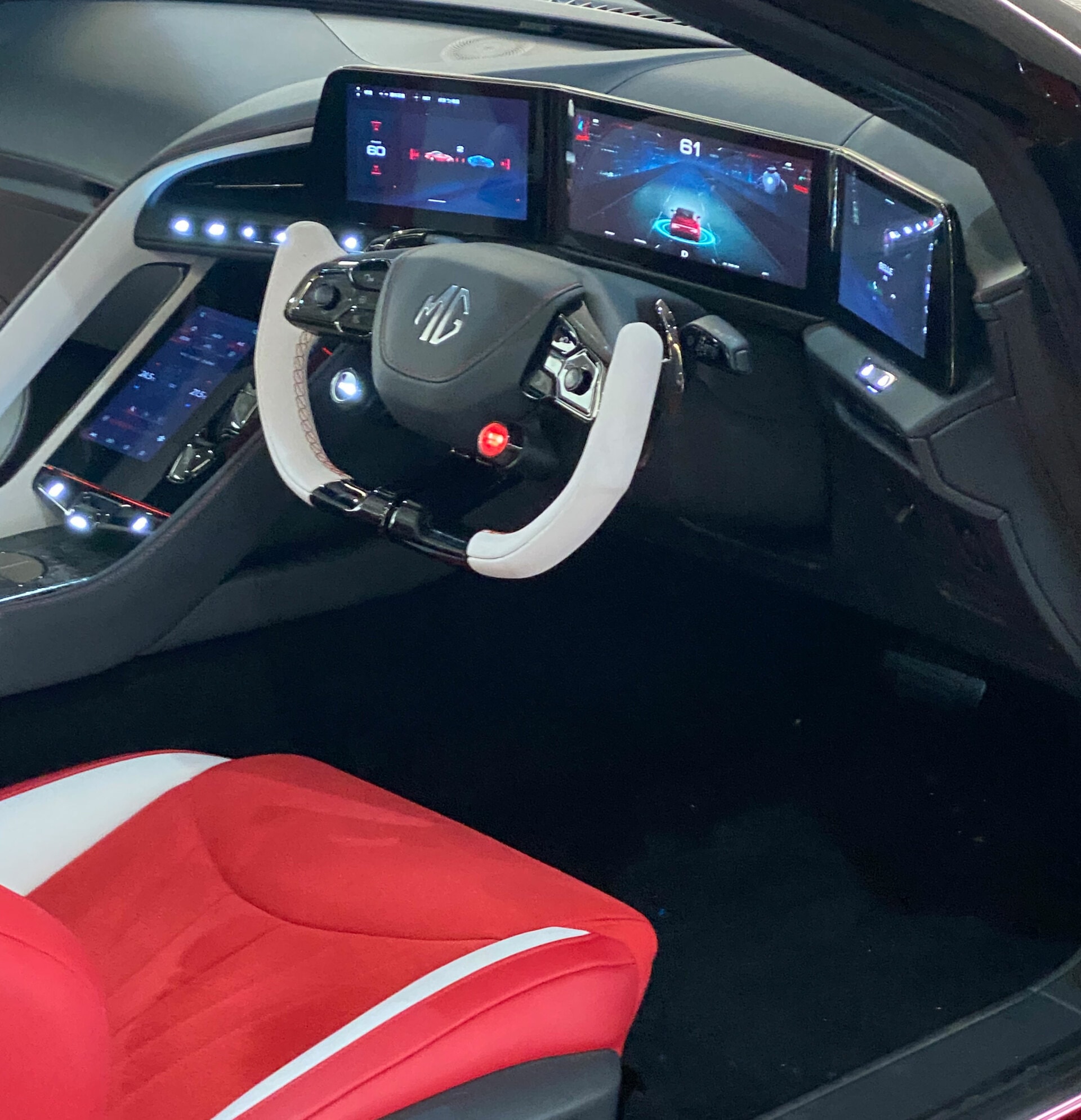 Interior del Cyberster que combina lujo y tecnología con asientos deportivos.