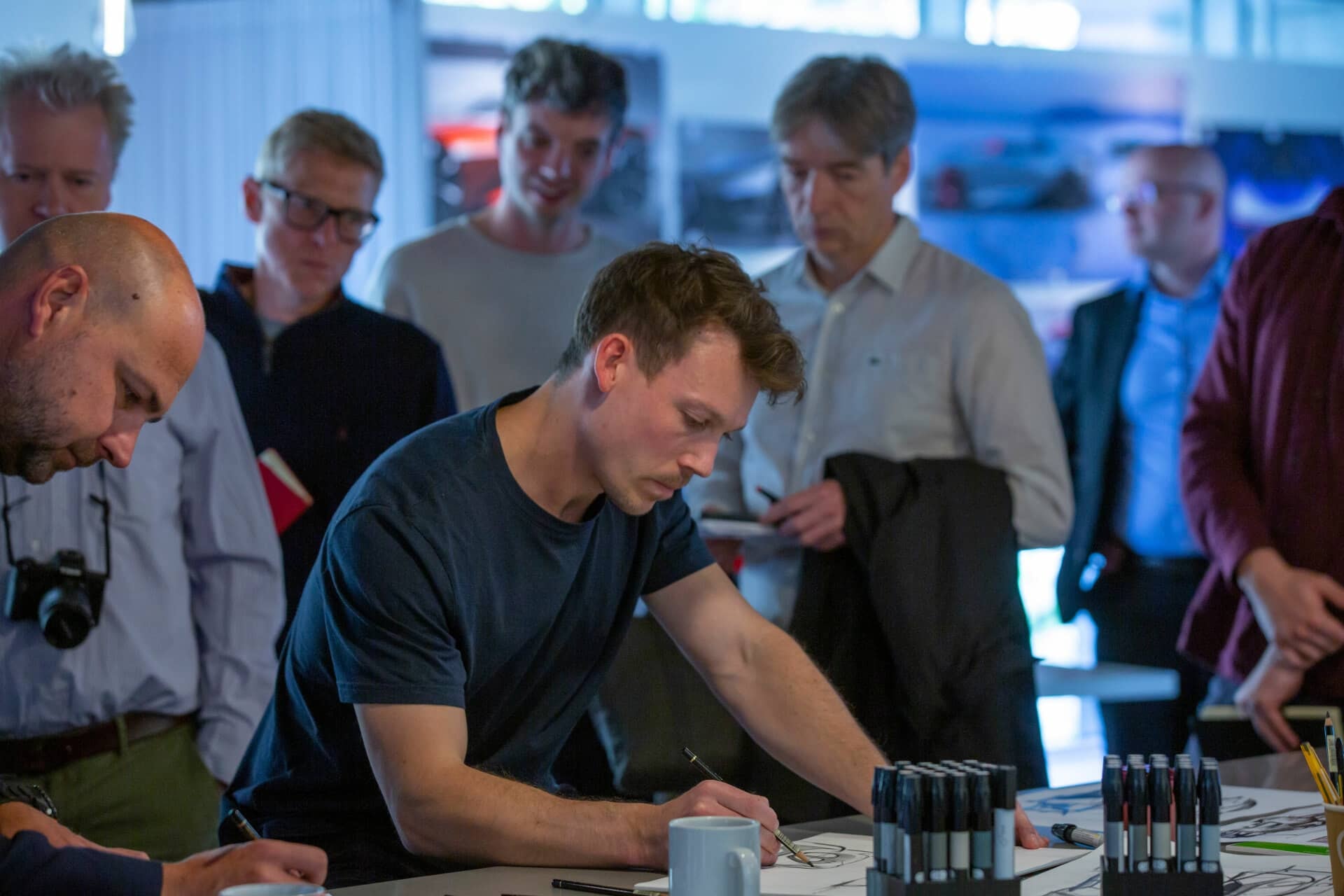 Lateral del MG Cyberster en un ambiente dinámico, mostrando su esencia.