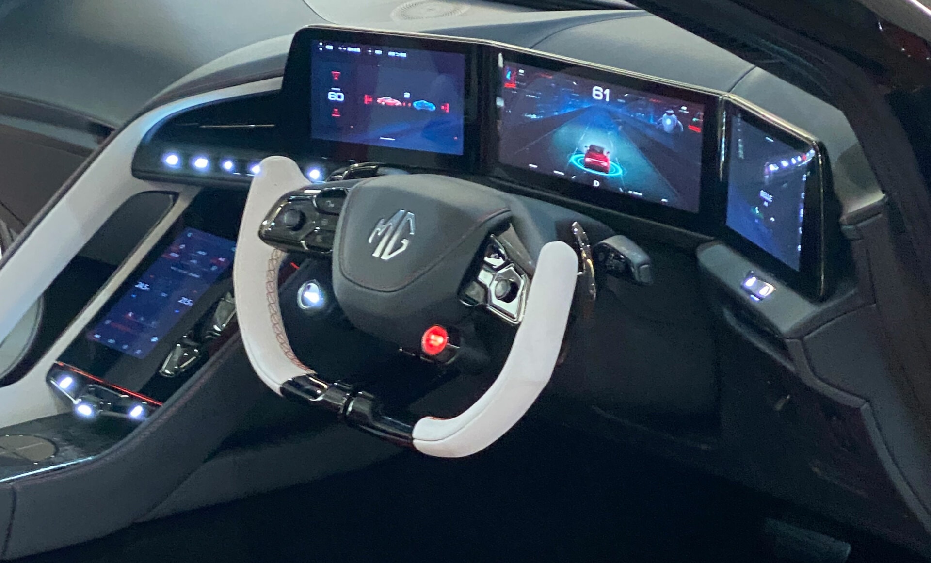 Vista frontal y lateral del MG Cyberster, enfatizando sus líneas agresivas.