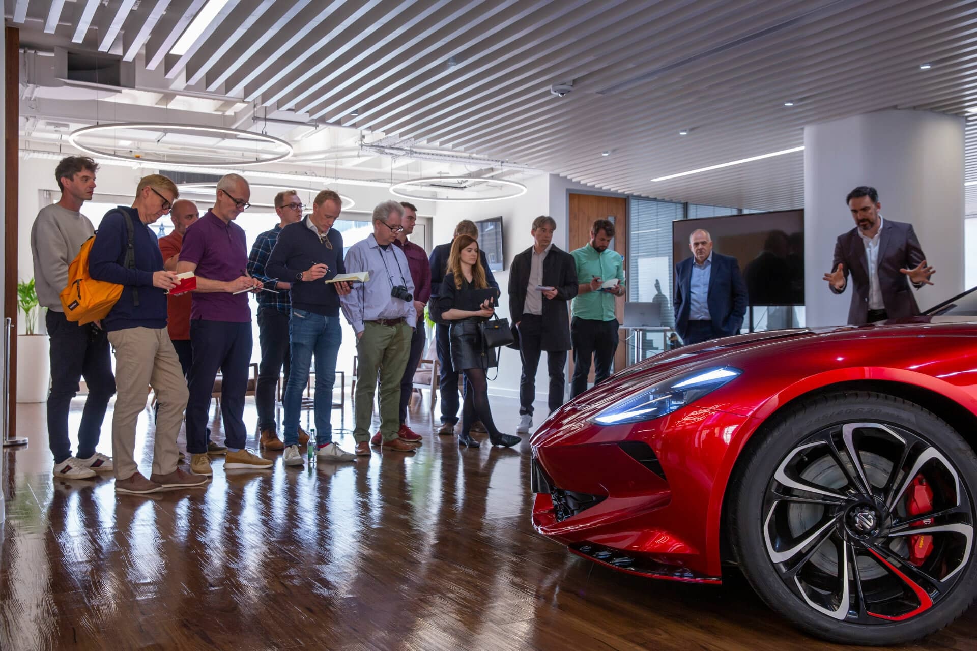 Perspectiva lateral del MG Cyberster, mostrando sus líneas aerodinámicas.