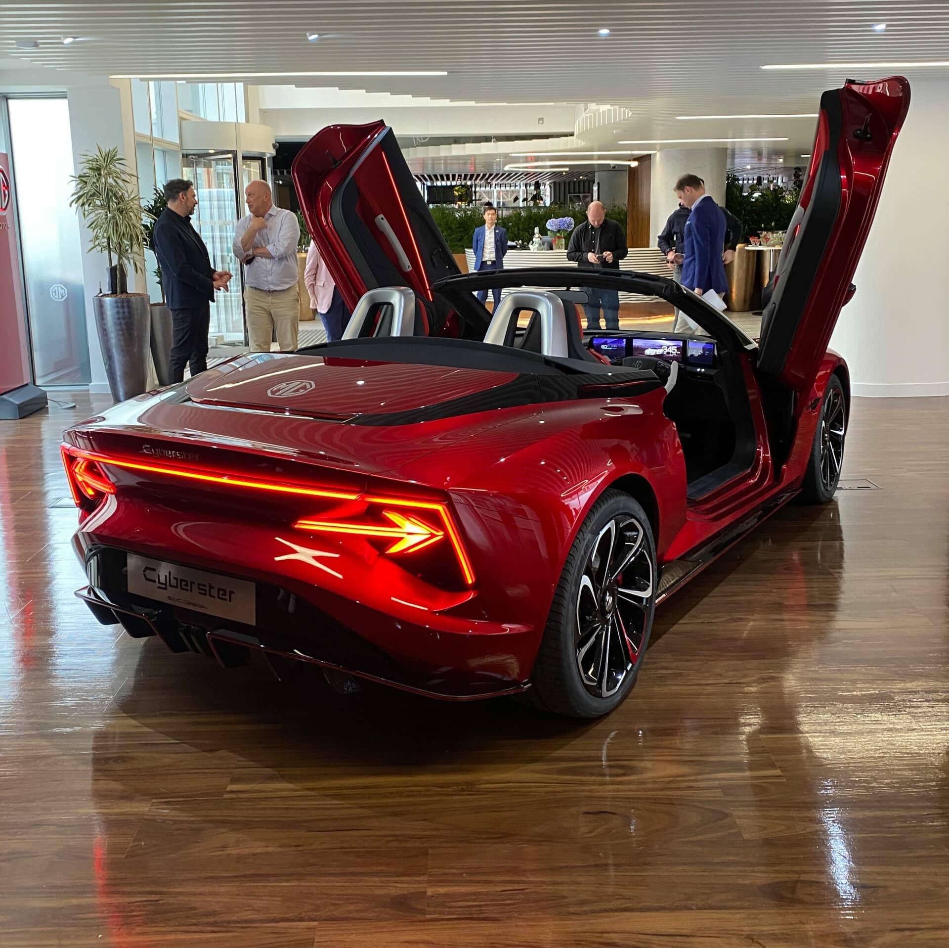 Presentación del MG Cyberster, capturando su elegante silueta y tono rojo vibrante.