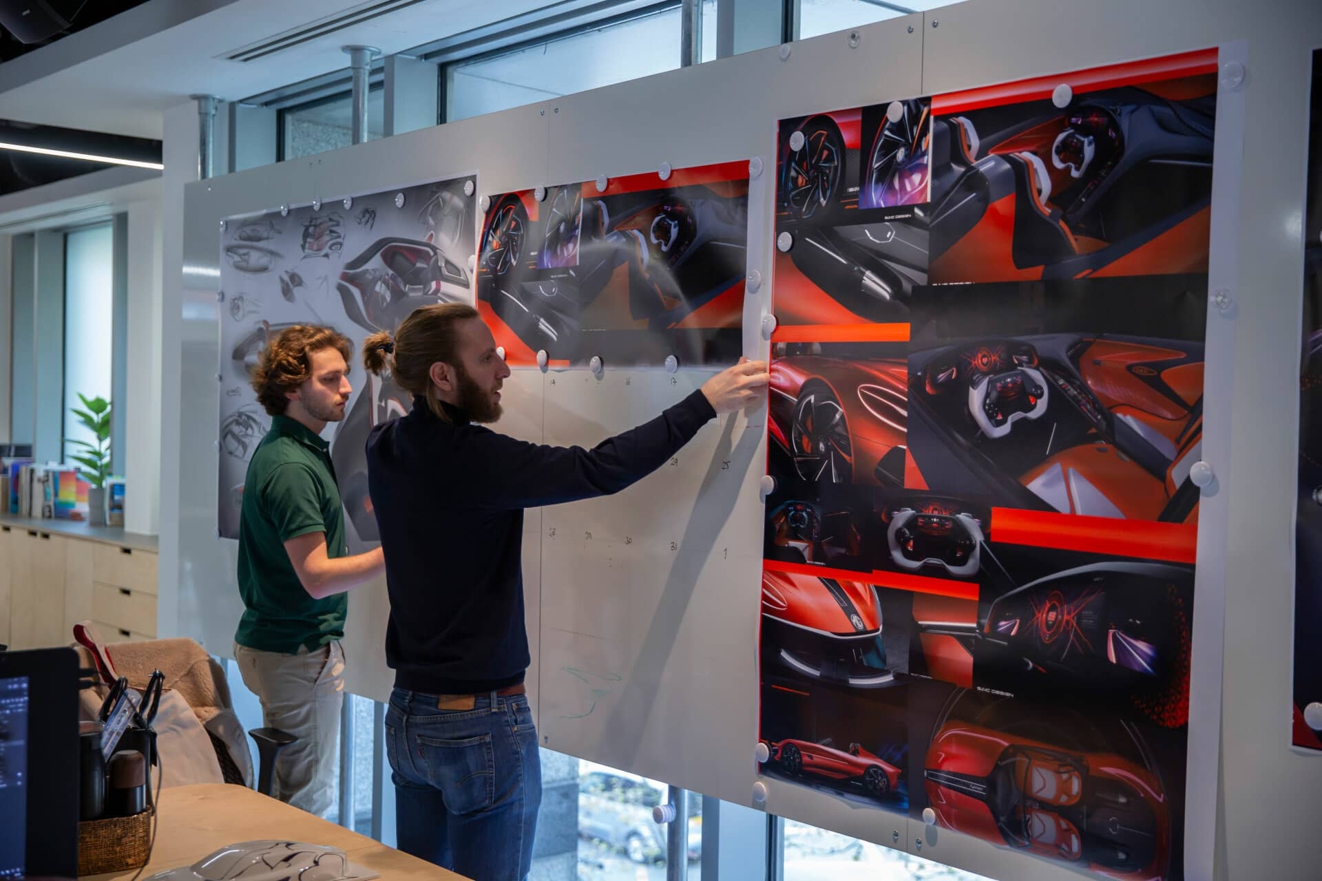 Presentación del MG Cyberster, mostrando el interés del público.