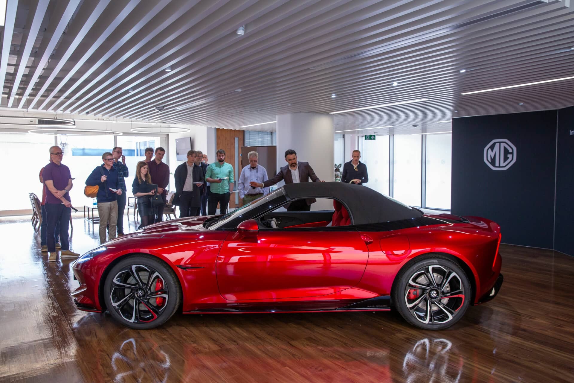 Vista trasera del MG Cyberster, resaltando su diseño moderno y elegante.