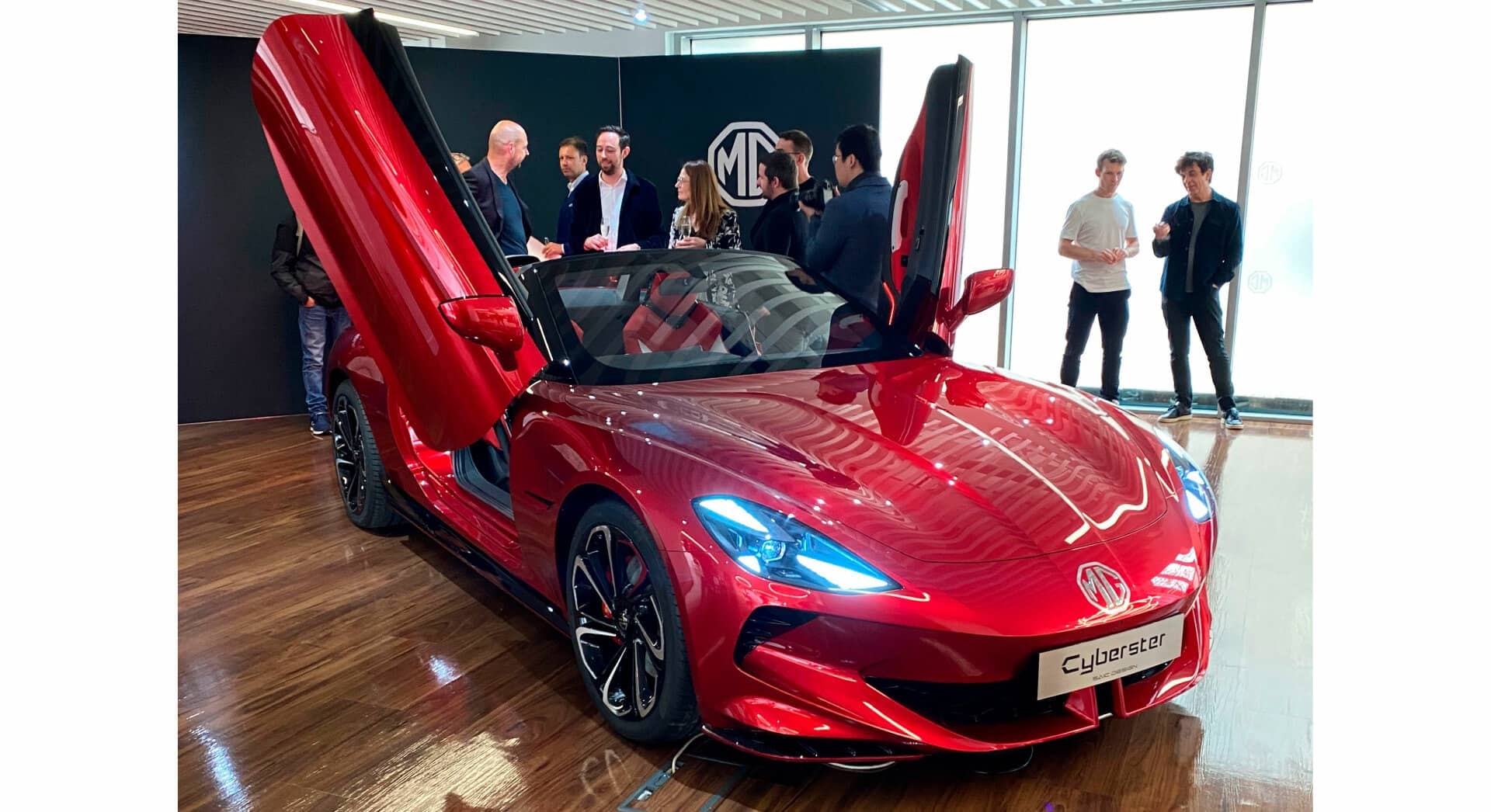 Aspecto trasero del MG Cyberster, destacando sus llamativas luces y aerodinámica.