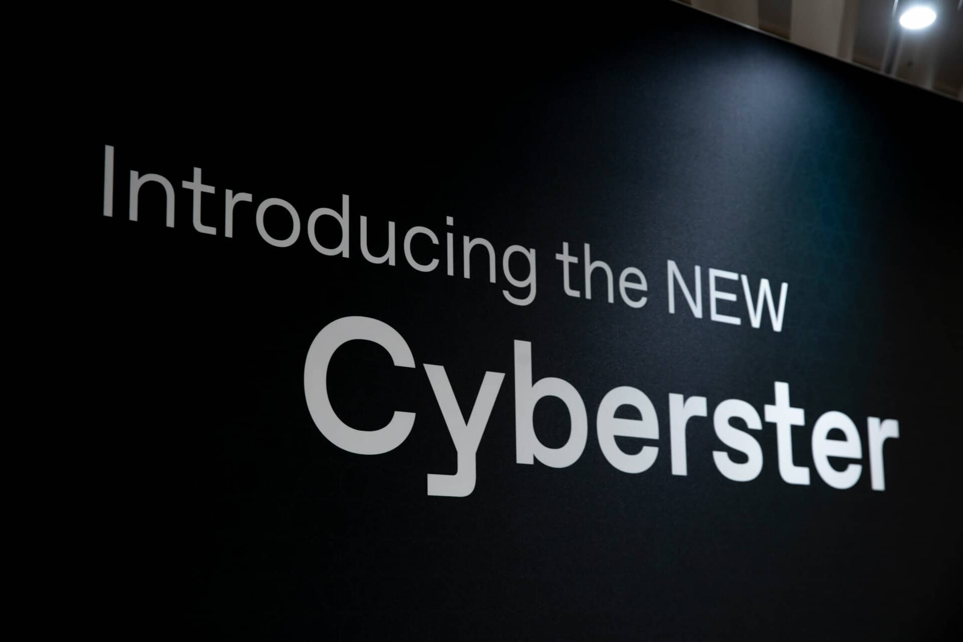 Detalle de componentes del MG Cyberster en estudio de diseño.